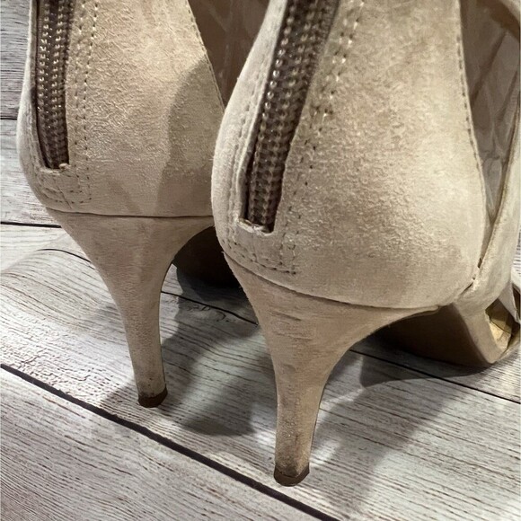 BCBGenerations Ivory Pumps, 5" Heel, 1" Platform, Zipper Back Size 8 - Picture 7 of 9